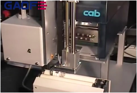 高賦碼 圓瓶打印并貼標--醫(yī)療貼標方案